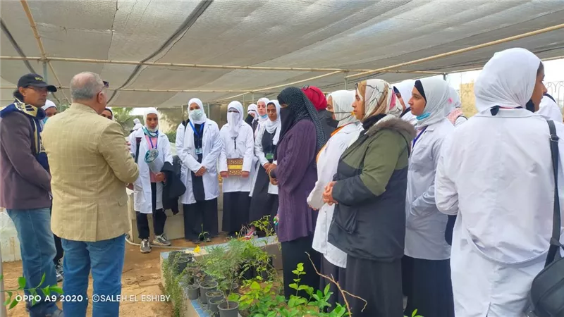 مدير تعليم مطروح يلتقي طلاب مدرسة المشغولات الصوفية بحضور مدير مركز البحوث التطبيقية