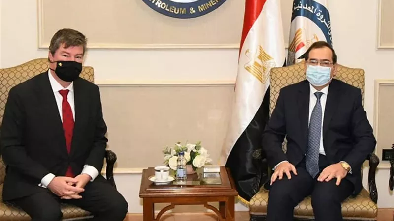 وزير البترول يبحث مع السفير البلجيكى بالقاهرة ورئيس ميناء أنتويرب سبل تعزيز التعاون