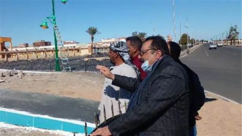 رئيس مدينة سفاجا يجري جولة ميدانية لمتابعة الخدمات وتطوير شوارع المدينة