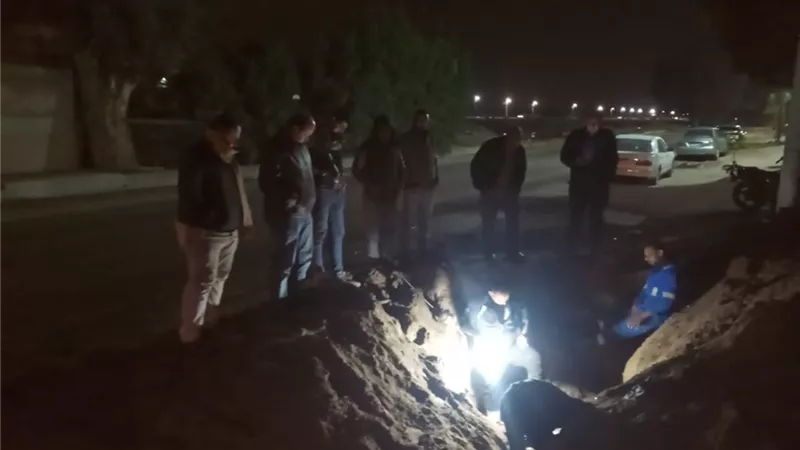 إصلاح عطل خط مياه بطريق المعاهدة وعزبة الصفيح فى الإسماعيلية..صور