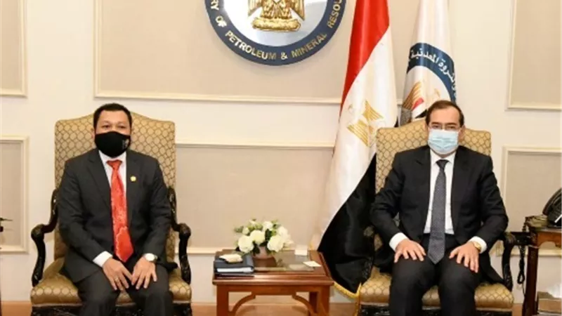 الملا يبحث مع سفير ماليزيا فرص التعاون والاستثمار المشترك فى قطاع البترول والغاز