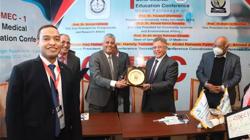 رئيس جامعة جنوب الوادي يوقع بروتوكولات عمل في مجال التدريب الطبي
