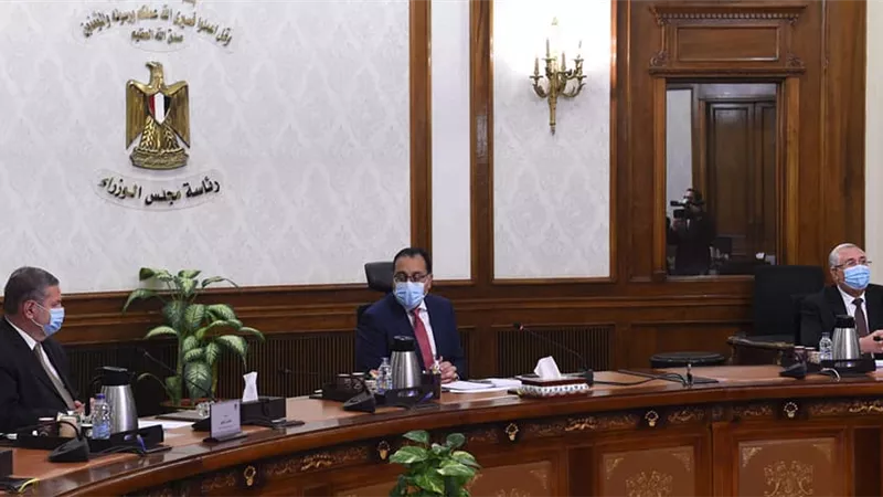 رئيس الوزراء يتابع نتائج تجربة زراعة القطن قصير التيلة بشرق العوينات