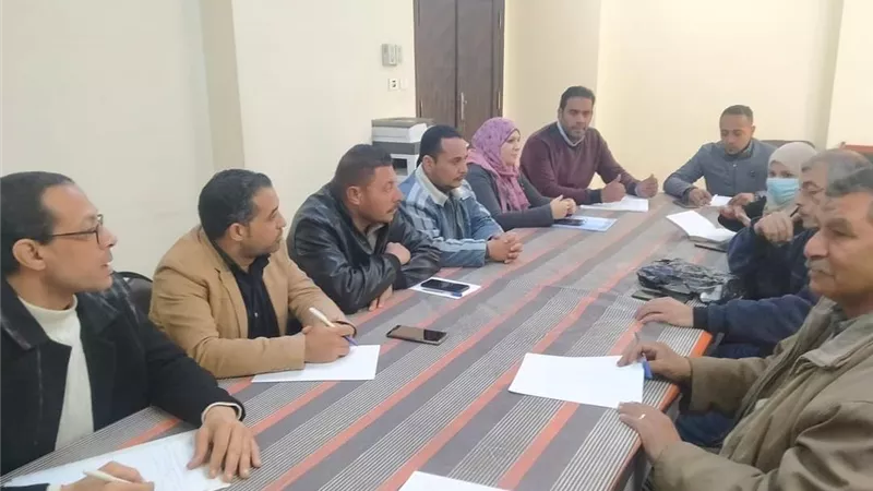 رئيس مدينة سمالوط يكلف نائبه بمتابعة نسب تنفيذ خطة رصف الطرق
