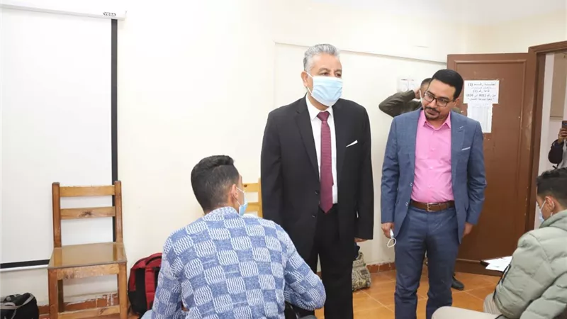 رئيس جامعة جنوب الوادي يواصل جولاته بلجان الامتحانات