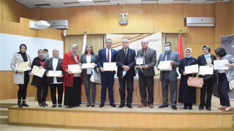 وزير التموين يكرم وكيل الوزارة و فريق مركز حى غرب الاسكندرية