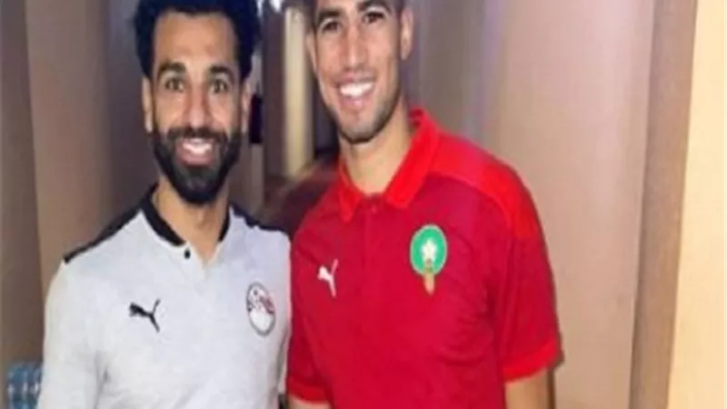 حكيمي ينشر صورته مع صلاح