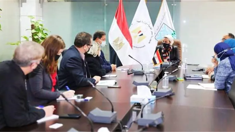 وزيرة البيئة تلتقى مدير مركز 