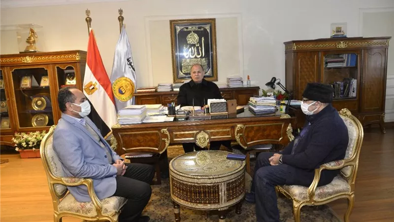محافظ أسيوط يناقش إجراءات مواجهة كورونا وجاهزية المستشفيات..صور