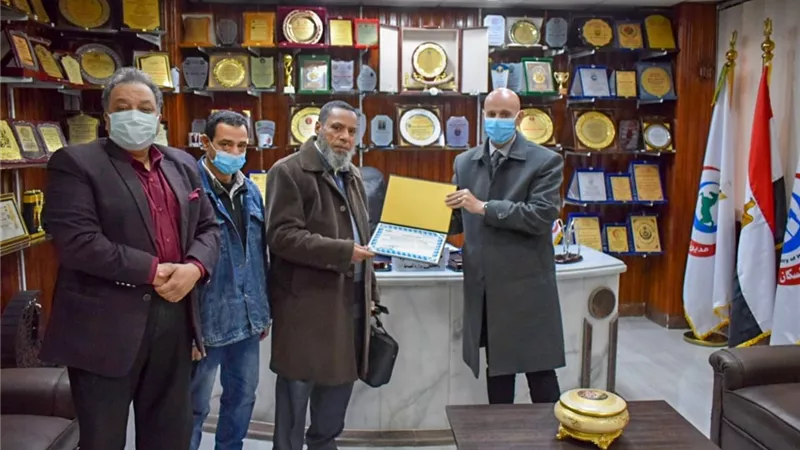 وكيل وزارة الصحة بالشرقية يكرم مدير إدارة المتابعة بالمديرية