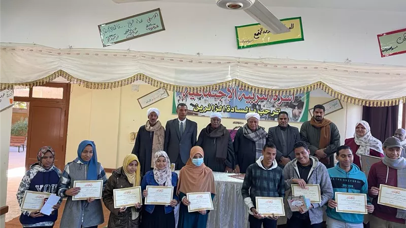 عضو لجنة الإدارة المحلية بمجلس النواب يكرم أوائل الطلبة بمركز قنا