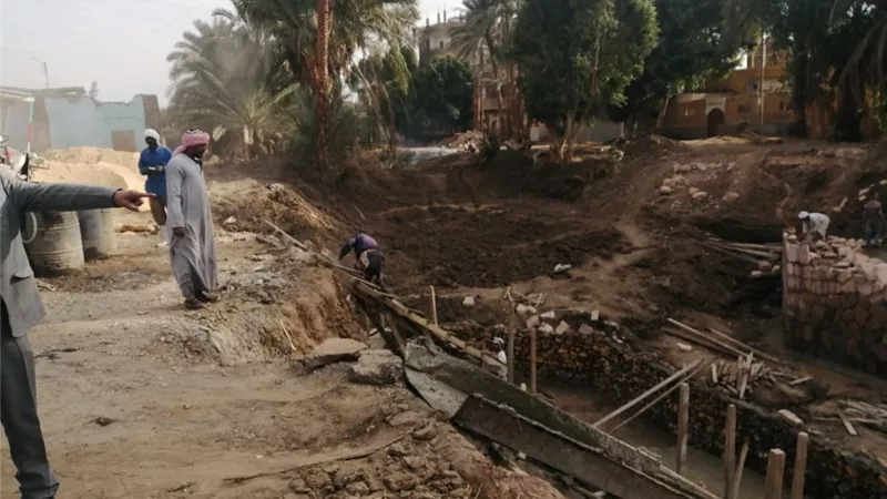 رئيس مدينة الأقصر يتابع أعمال إحلال وتجديد كوبرى القباحى الشرقى