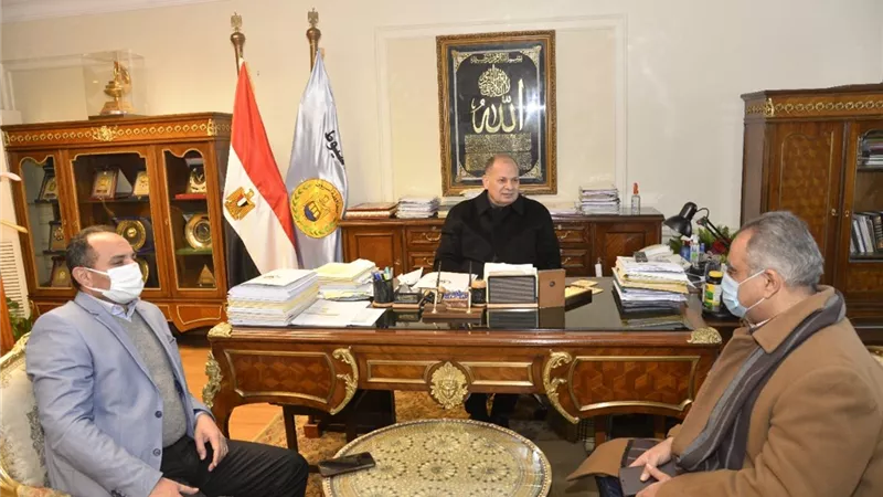 محافظ أسيوط يوجه بتكثيف أعمال رصف شوارع وميادين حي غرب