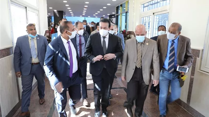 وزير التعليم العالي يفتتح المبنى الإداري الجديد بجامعة أسوان