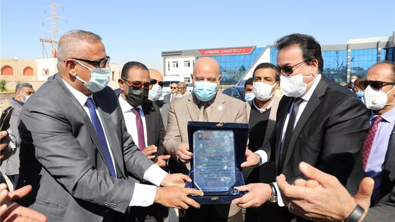 وزير التعليم العالي يفتتح المبنى الإداري الجديد بجامعة أسوان