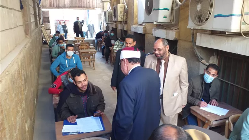 نائب رئيس جامعة الأزهر للوجه القبلي يتفقد سير الامتحانات بكلية الدراسات الإسلامية للبنين بأسوان