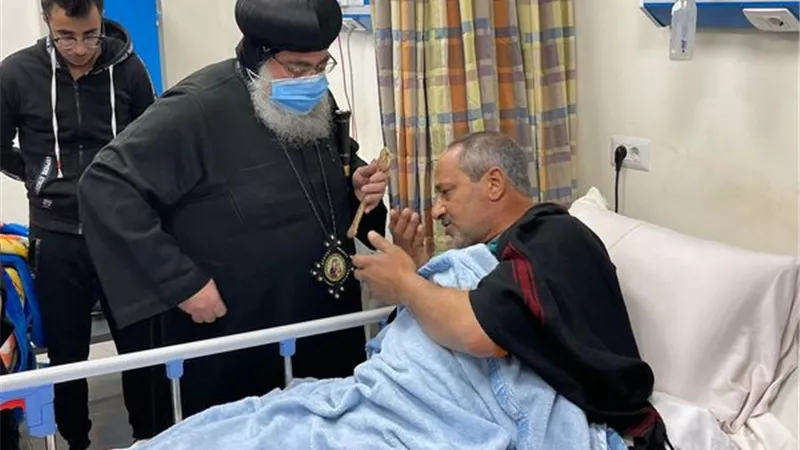 أسقف الإسماعيلية يزور مصابي حادث سقوط سقف كنيسة تحت الإنشاء ..صور