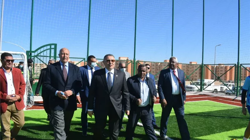 محافظ البحر الأحمر يفتتح سوق متكامل بالروضة وموقف الأقاليم بعد تطويره بالغردقة