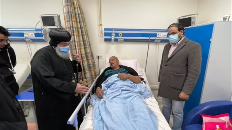 الأنبا سارافيم يطمئن علي المصابين في حادث انهيار صبة خرسانية