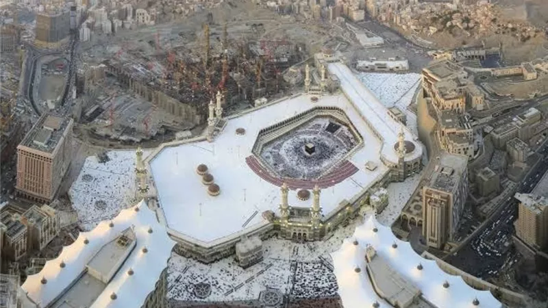 هذا هو سبب عدم مرور الطائرات فوق سماء مكة المكرمة.. طيار سعودي يكشف