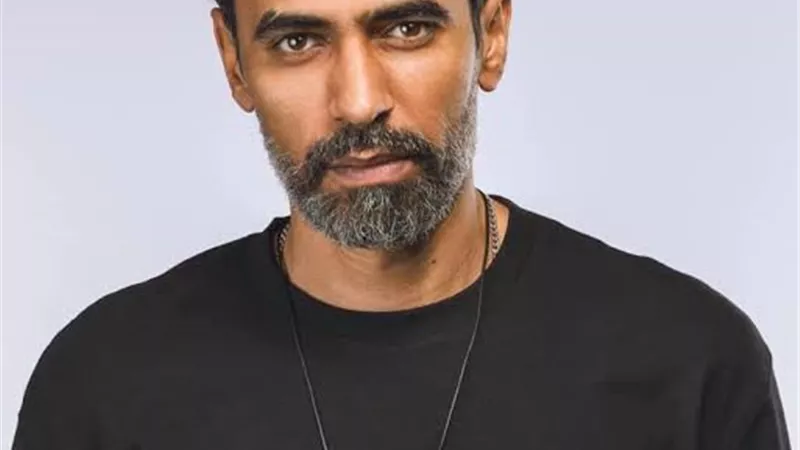 محمد علاء عن منى زكى : العمل معها متعة و لا اكتفى منه