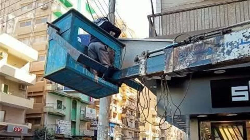 حملات مكثفة بمراكز ومدن الشرقية لرفع وإزالة الإعلانات واللوحات غير المرخصة