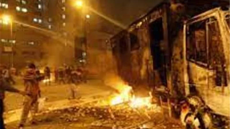 متظاهرون يضرمون النار بمقر الحزب الحاكم فى بوركينا فاسو