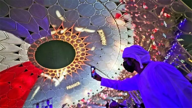وفد إماراتي برئاسة وزيرة يزور الجناح السوري في 