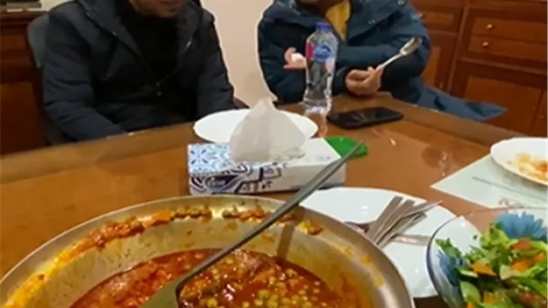 أشرف عبد الباقي يتناول الأرز والبسلة فى أحدث ظهور.. فيديو