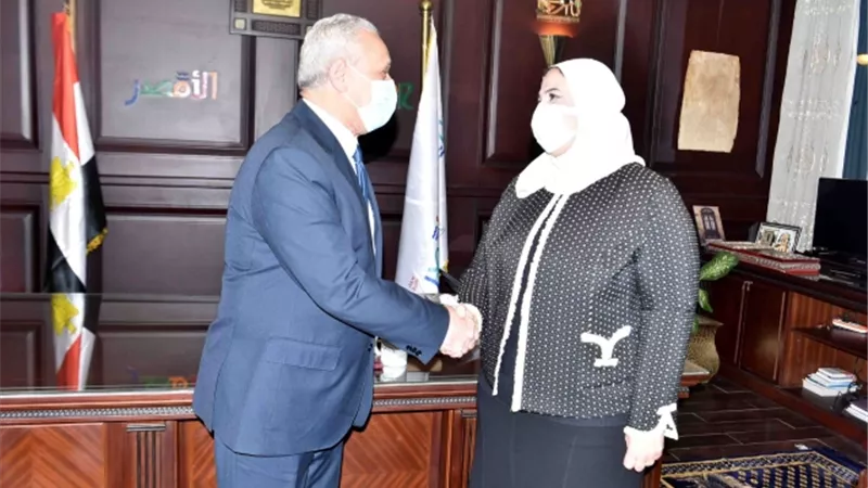 محافظ الأقصر ووزيرة التضامن الإجتماعى يفتتحان فرع بنك ناصر بمدينة طيبة