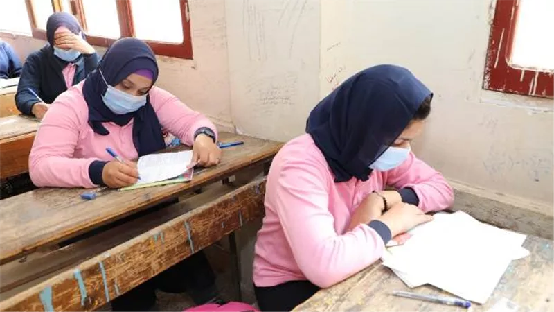 طلاب أولى ثانوى يؤدون اليوم امتحانى الكيمياء والجغرافيا