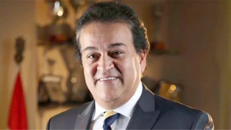 وزير التعليم العالى يستعرض تقريراً عن جائزة (اليونسكو - روسيا