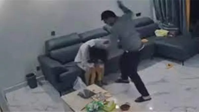العنف المنزلى.. فيديو يتسبب فى فصل رجل من عمله
