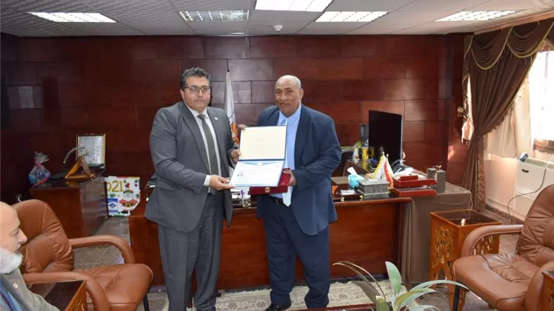 عقل يكرم مدير إدارة كاترين التعليمية بدرع المديرية في يوم الوفاء