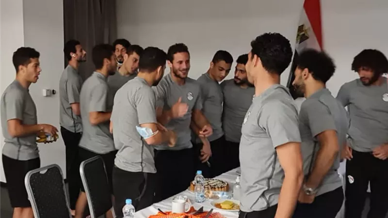 قبل مواجهة كوت ديفوار..منتخب مصر يحتفل بعيد ميلاد رمضان صبحي