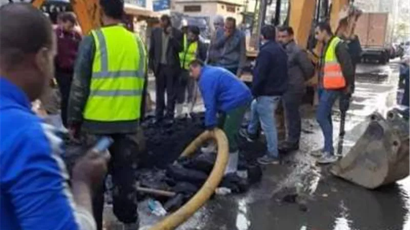 محافظ الشرقية يُتابع أعمال إصلاح إنفجار ماسورة مياه شرب رئيسية بالزقازيق