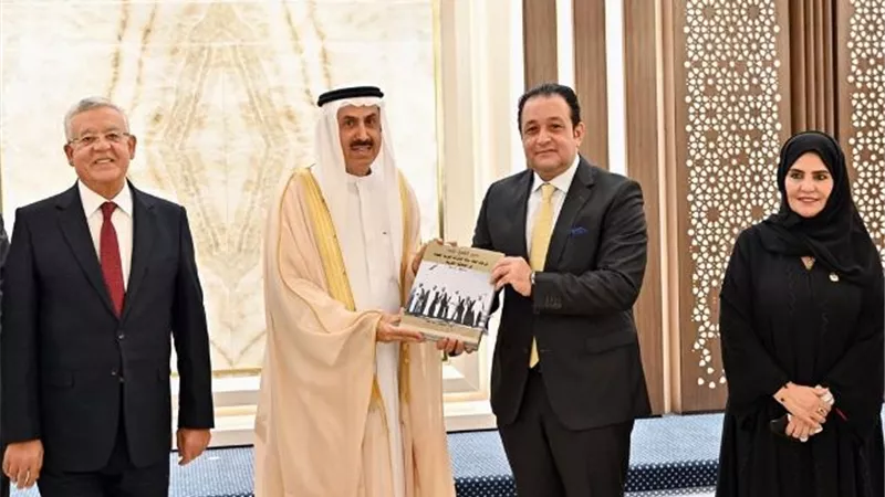 النائب علاء عابد يهدي رئيس المجلس الوطني الاتحادي الإماراتي كتابا عن الشيخ زايد