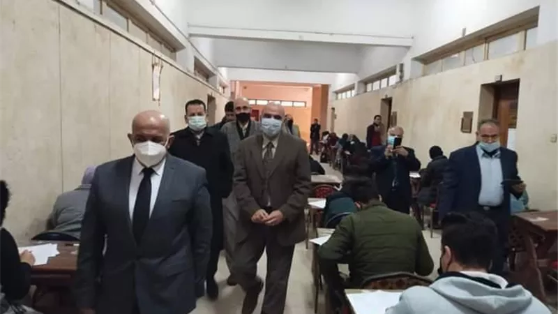 نائب رئيس جامعة الزقازيق يتفقد اللجان ويطمئن على سير الامتحانات بكلية التكنولوجيا والتنمية