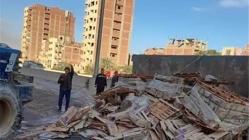 انقلاب سيارة نقل محملة بالرخام بالطريق الدائري