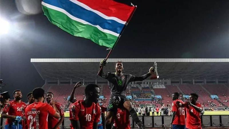 نجم المنتخب الجامبى بعد التأهل الى ربع نهائى 