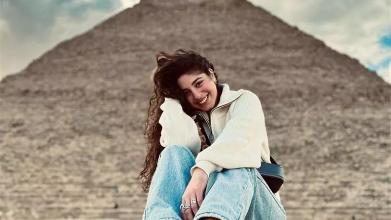 شاهد .. مايان السيد تلفت الأنظار بإطلالة ساحرة من الأهرامات. . صور