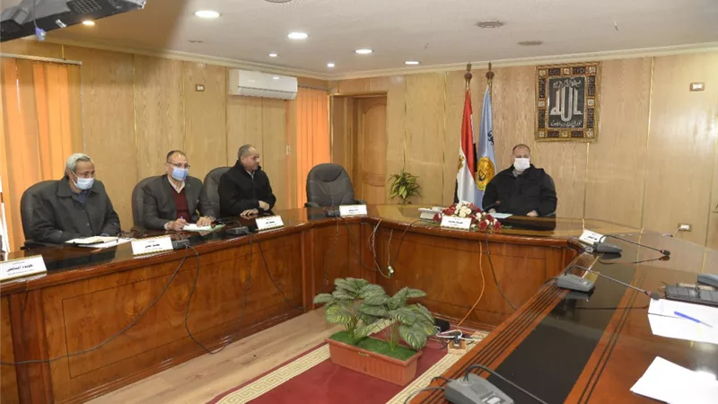 محافظ أسيوط يعقد اجتماعًا بحضور رؤساء المراكز والمدن لمناقشة أوضاع تقنين أراضي الدولة