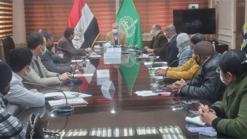 محافظ القليوبية يجتمع بعدد من المسئولين للبدء في تطوير سور السكك الحديدية ببنها