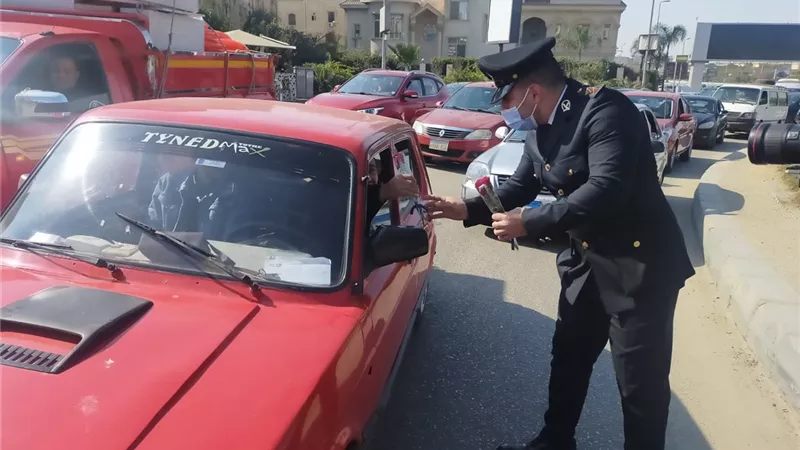 أمن القاهرة يوزع ألاف النسخ من