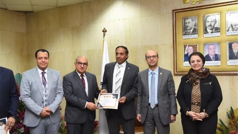 مجلس جامعة أسيوط يكرم 2 من العمداء بعد انتهاء فترة عمادتهم.. بالصور