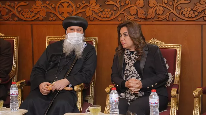 محافظ دمياط في كنيسة العذراء مريم لتقديم واجب العزاء في وفاة والدة نيافة الحبر الأنبا ماركوس