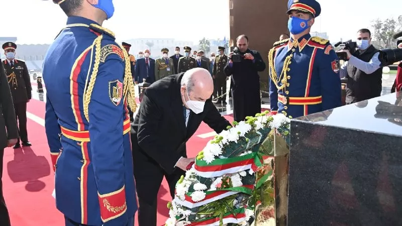تبون يضع إكليلين من الزهور على ضريح السادات والنصب التذكارى للجندى المجهول