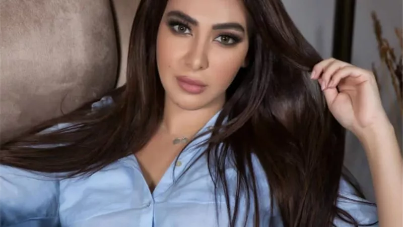 ميرهان حسين تدعم مني زكي وتؤكد: محاسبة فنانة أخلاقيًا على دور في فيلم هو قمة العبث