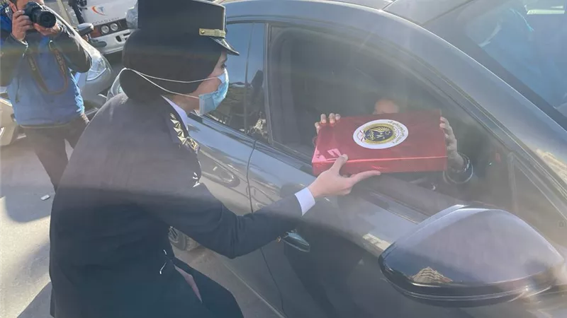 مديرية أمن القاهرة توزع الهدايا بالشوارع والميادين