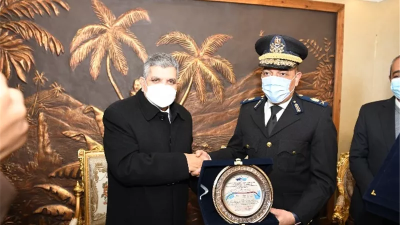 الفريق أسامة ربيع يشيد بالدور الوطني للشرطة المصرية.. بالصور